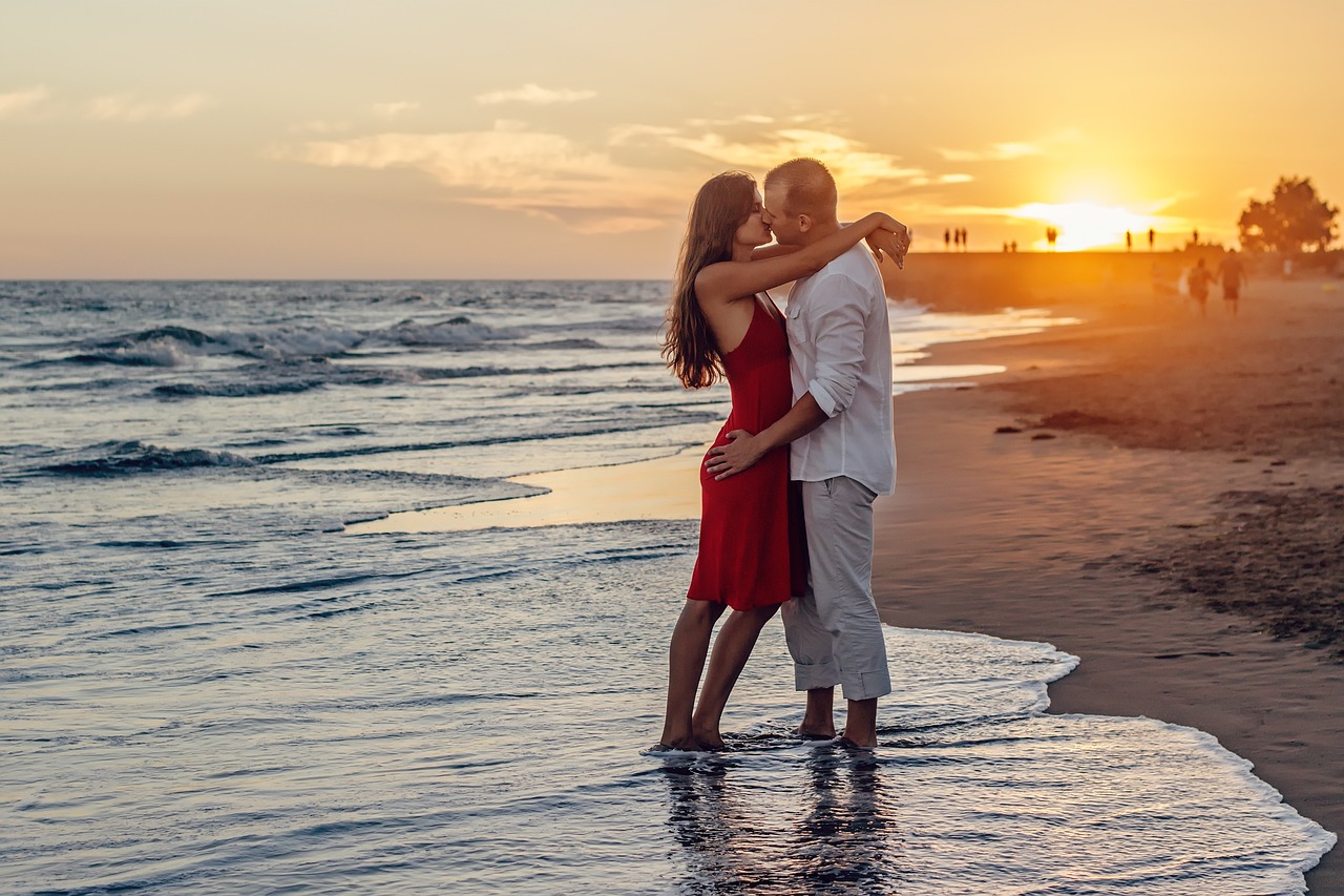 par, young couple, love, kiss, kissing, sunset, holiday, summer, nature, gran canaria, maspalomas, beach, sea, ocean, canary islands